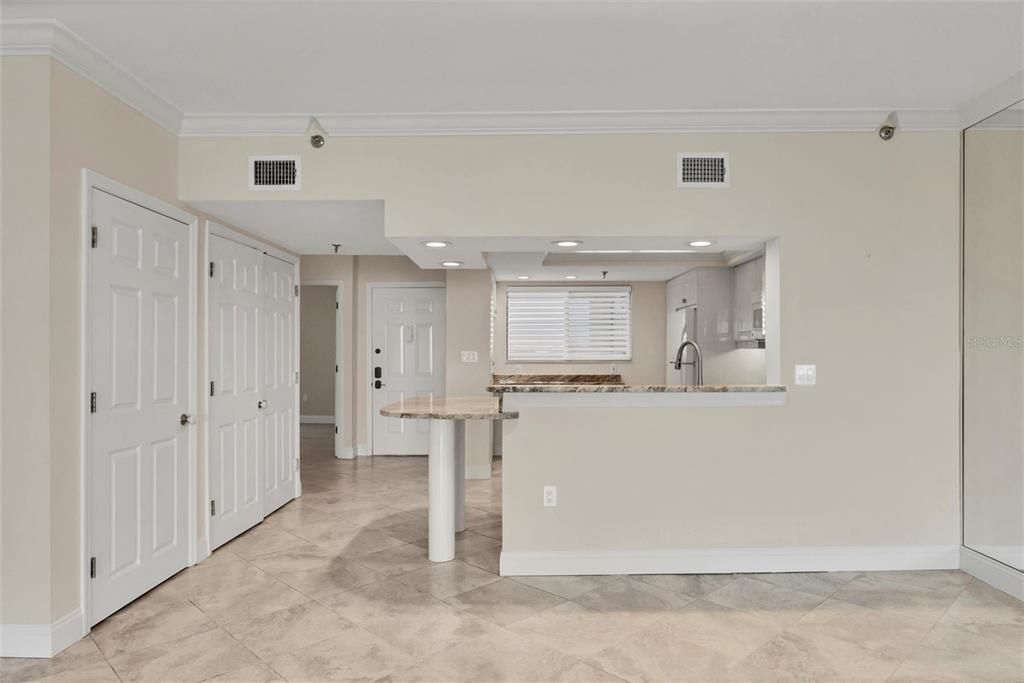 合同活跃: $999,000 (2 贝兹, 2 浴室, 1668 平方英尺)