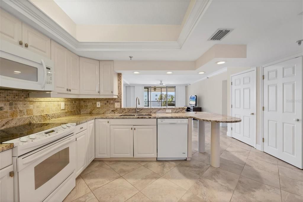 合同活跃: $999,000 (2 贝兹, 2 浴室, 1668 平方英尺)