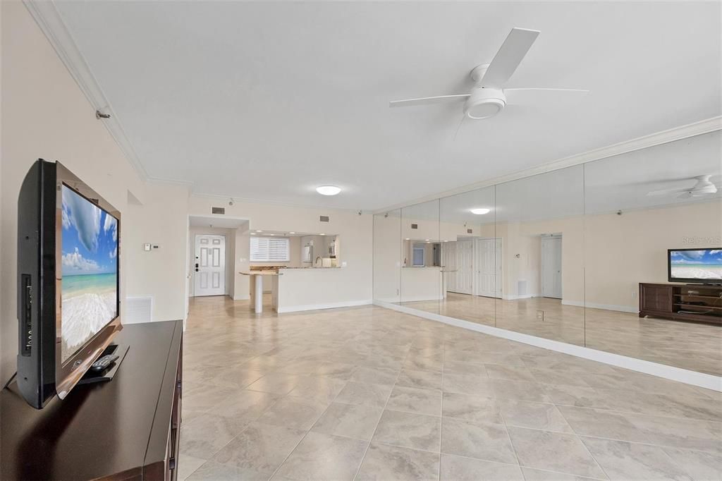 合同活跃: $999,000 (2 贝兹, 2 浴室, 1668 平方英尺)