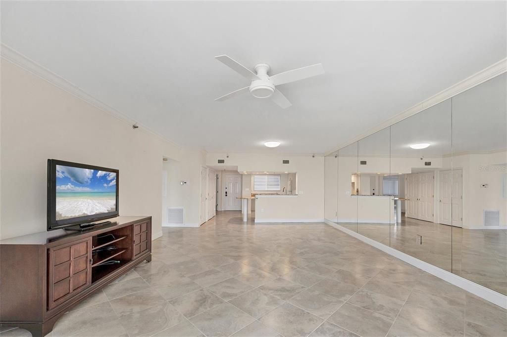 合同活跃: $999,000 (2 贝兹, 2 浴室, 1668 平方英尺)