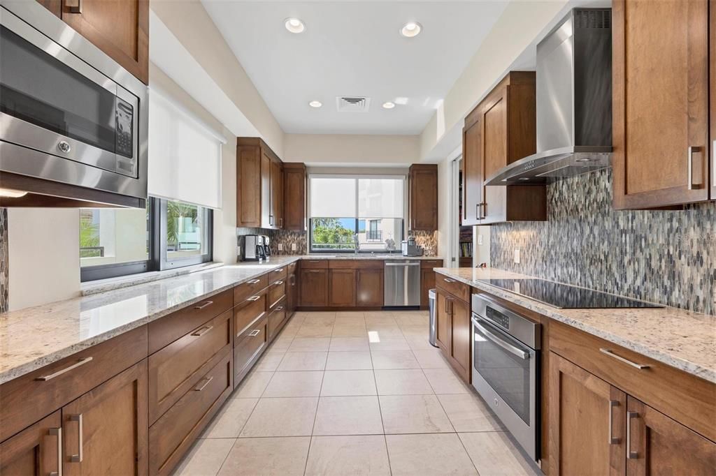 合同活跃: $999,000 (2 贝兹, 2 浴室, 1668 平方英尺)