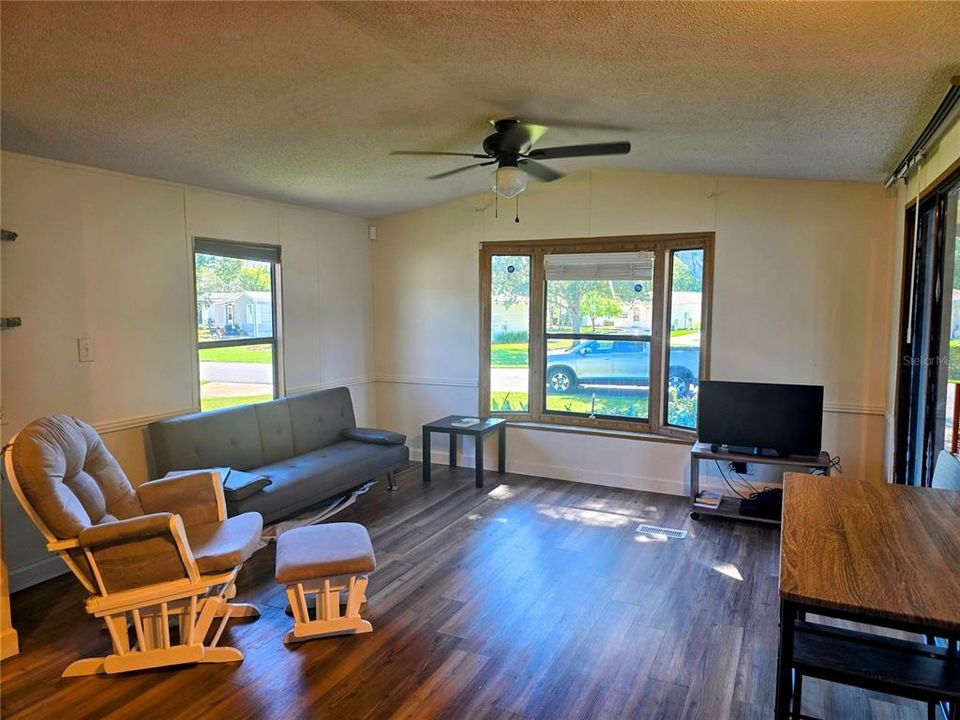 For Sale: $99,900 (1 beds, 1 baths, 490 Square Feet)