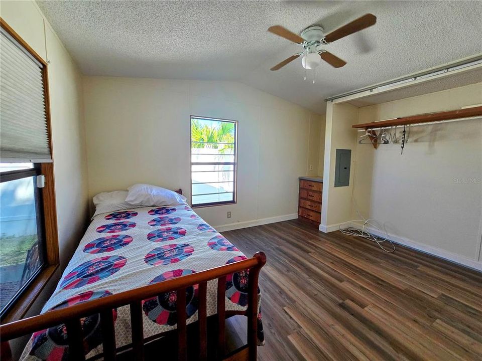 For Sale: $99,900 (1 beds, 1 baths, 490 Square Feet)