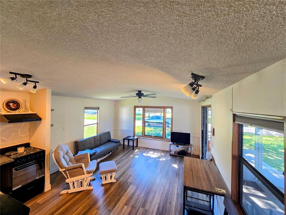 For Sale: $99,900 (1 beds, 1 baths, 490 Square Feet)