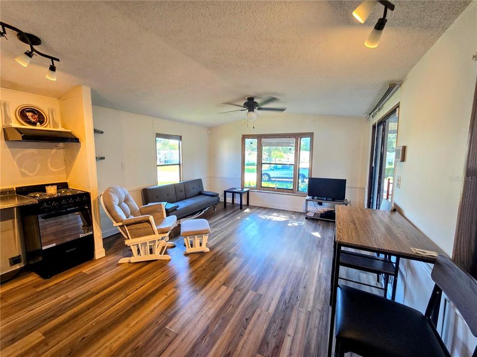 For Sale: $99,900 (1 beds, 1 baths, 490 Square Feet)