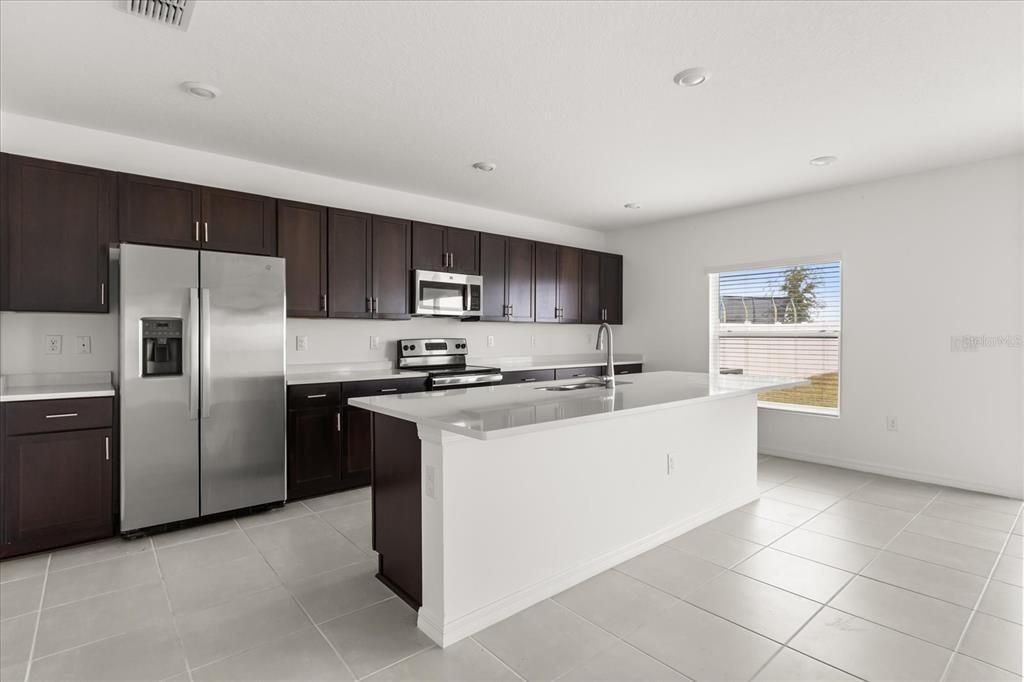 合同活跃: $350,000 (5 贝兹, 3 浴室, 2396 平方英尺)