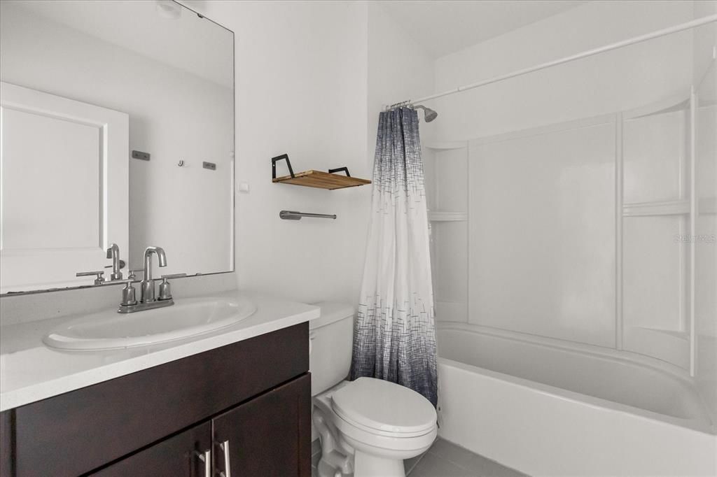 合同活跃: $350,000 (5 贝兹, 3 浴室, 2396 平方英尺)