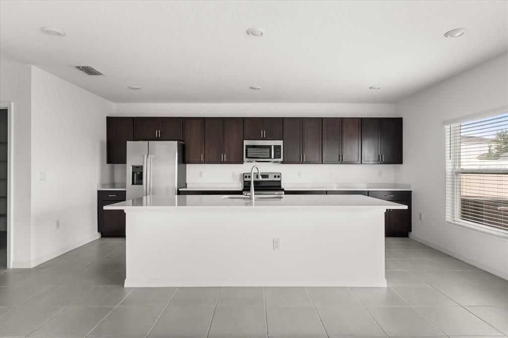 合同活跃: $350,000 (5 贝兹, 3 浴室, 2396 平方英尺)