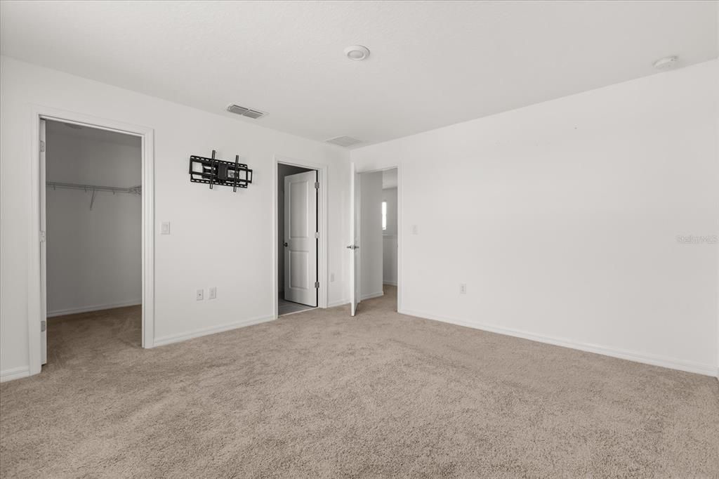 合同活跃: $350,000 (5 贝兹, 3 浴室, 2396 平方英尺)