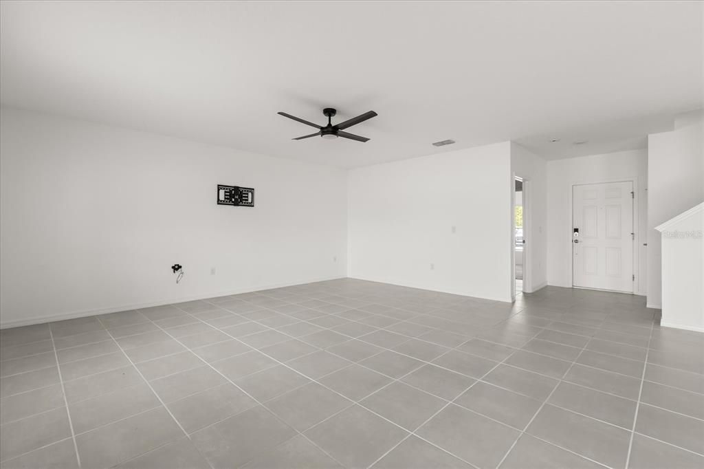 合同活跃: $350,000 (5 贝兹, 3 浴室, 2396 平方英尺)