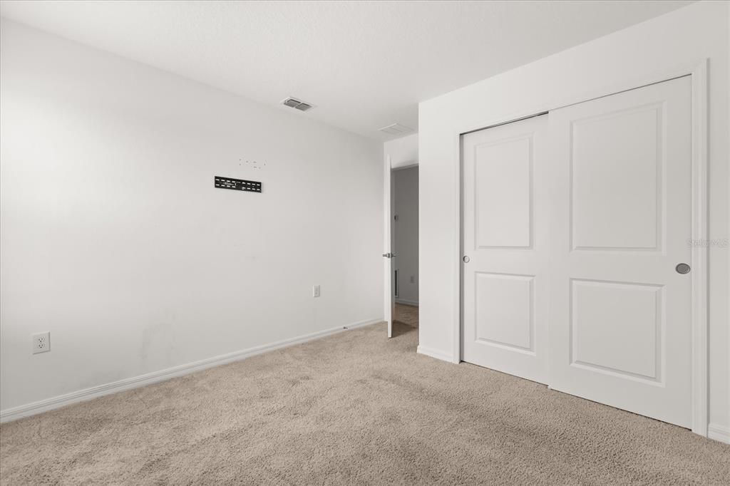 合同活跃: $350,000 (5 贝兹, 3 浴室, 2396 平方英尺)