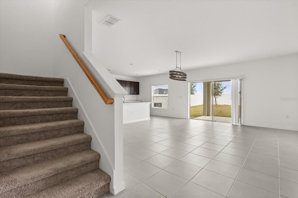 合同活跃: $350,000 (5 贝兹, 3 浴室, 2396 平方英尺)