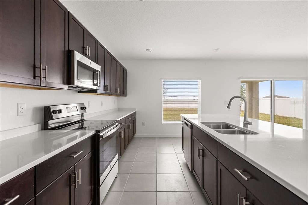 合同活跃: $350,000 (5 贝兹, 3 浴室, 2396 平方英尺)