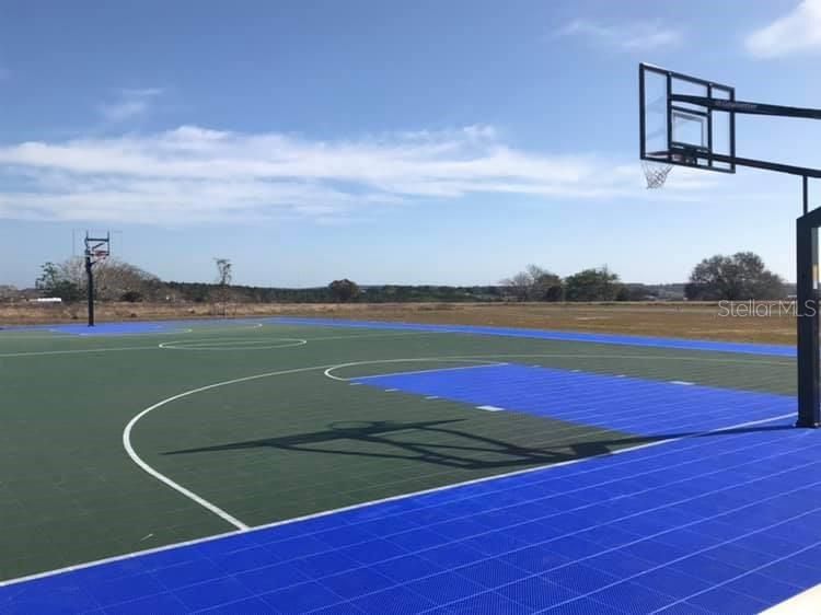 合同活跃: $350,000 (5 贝兹, 3 浴室, 2396 平方英尺)