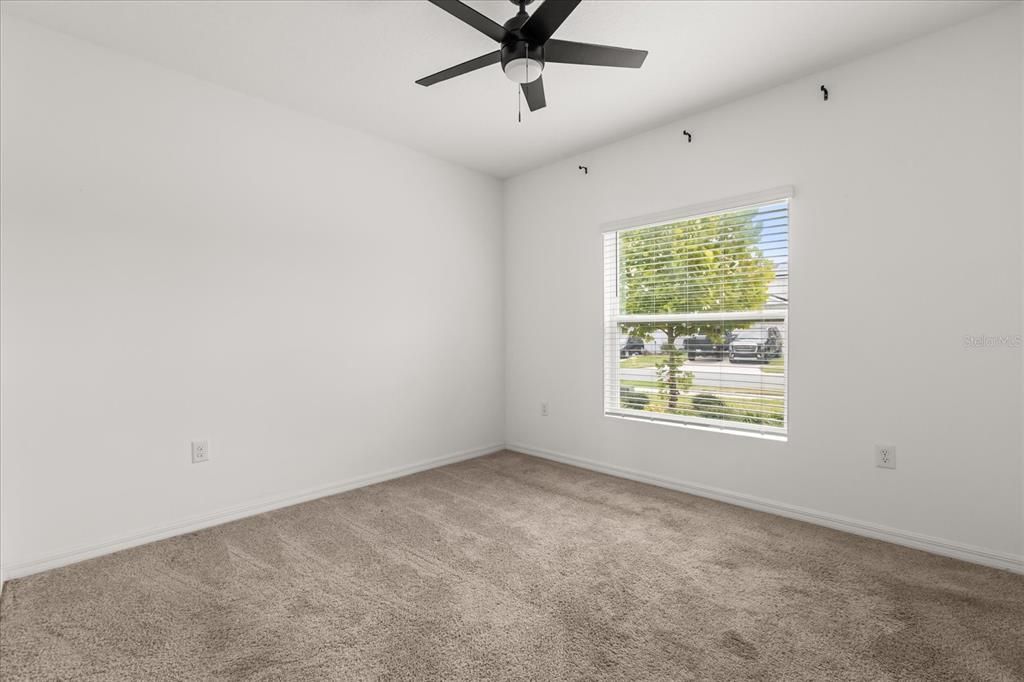 合同活跃: $350,000 (5 贝兹, 3 浴室, 2396 平方英尺)