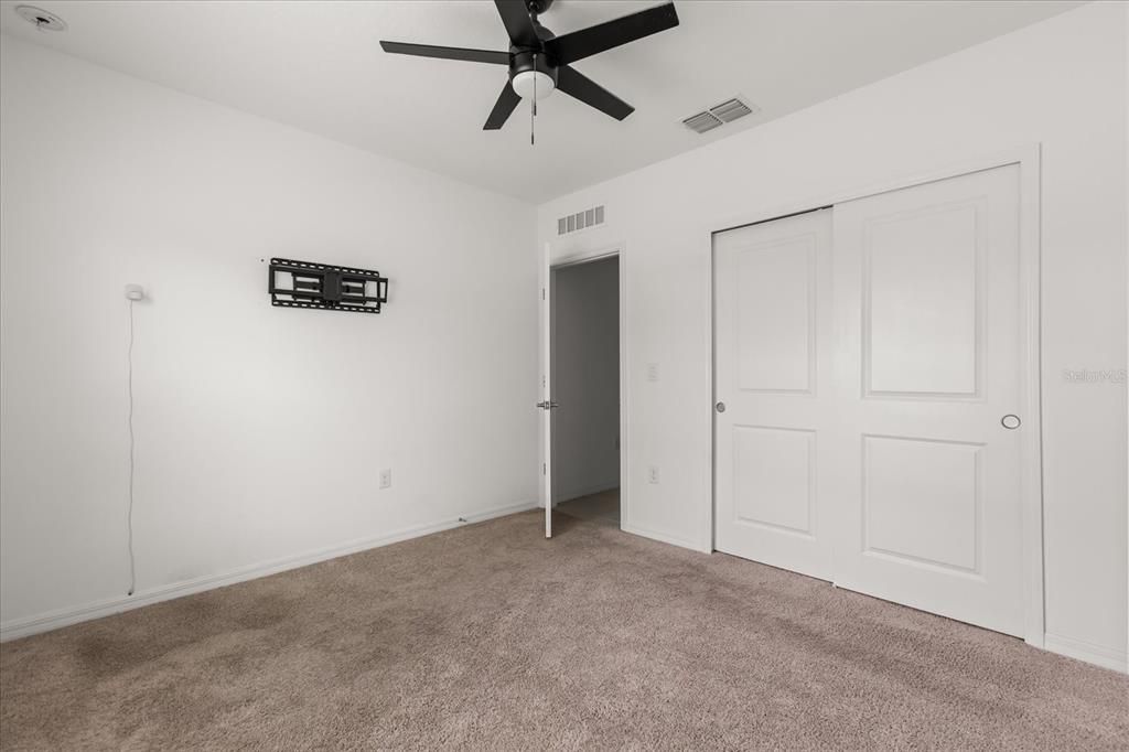 合同活跃: $350,000 (5 贝兹, 3 浴室, 2396 平方英尺)