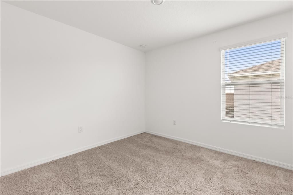 合同活跃: $350,000 (5 贝兹, 3 浴室, 2396 平方英尺)