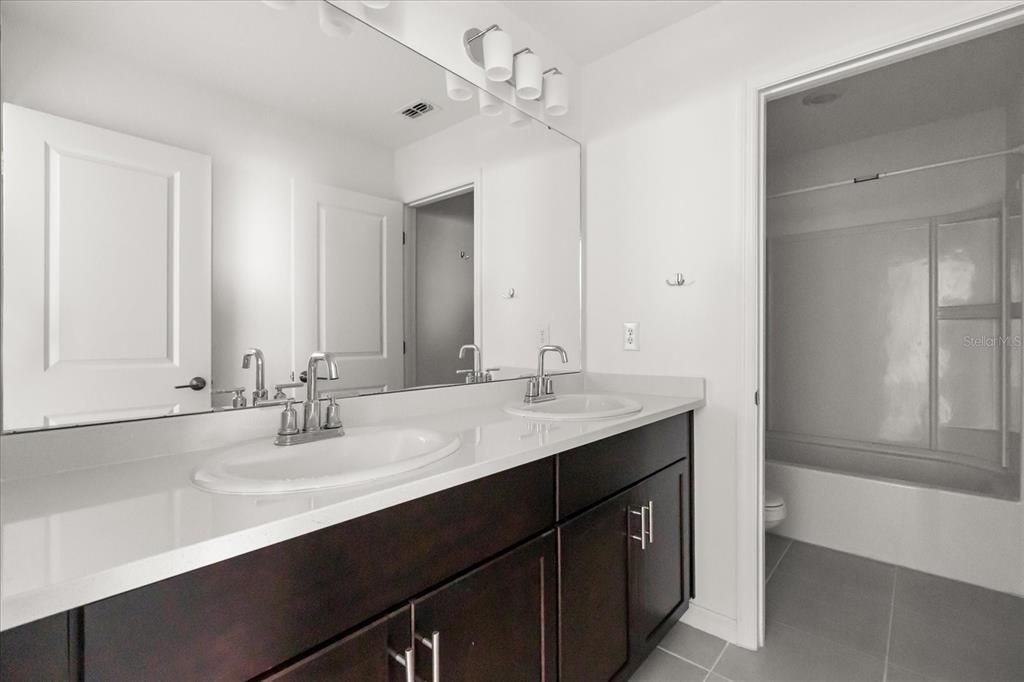 合同活跃: $350,000 (5 贝兹, 3 浴室, 2396 平方英尺)