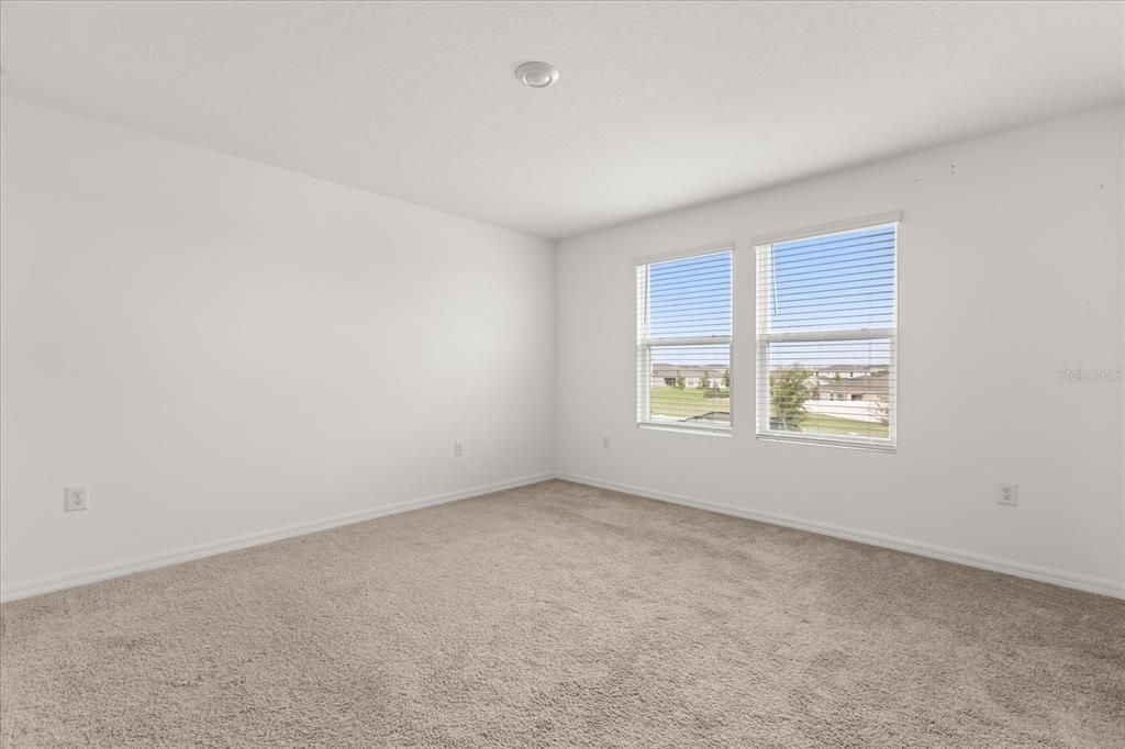 合同活跃: $350,000 (5 贝兹, 3 浴室, 2396 平方英尺)