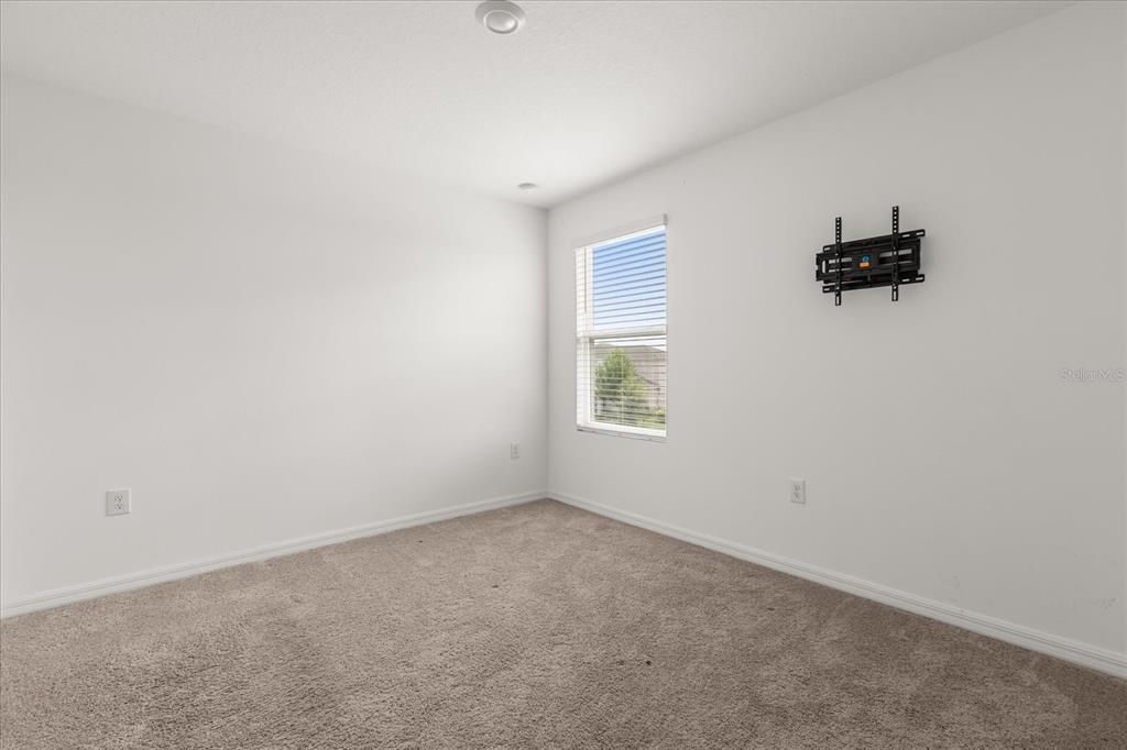 合同活跃: $350,000 (5 贝兹, 3 浴室, 2396 平方英尺)