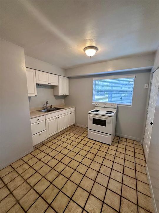 Active With Contract: $1,300 (2 beds, 1 baths, 800 Square Feet)