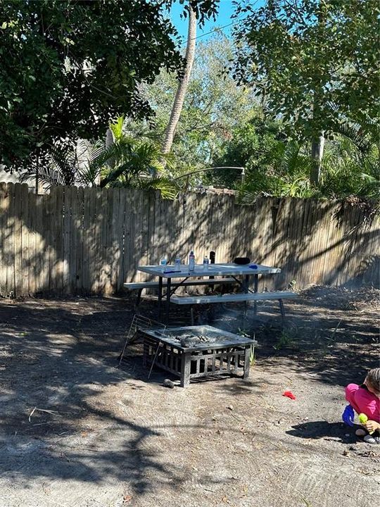 Active With Contract: $1,300 (2 beds, 1 baths, 800 Square Feet)