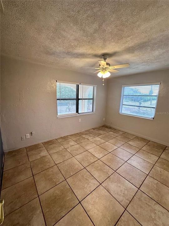 Active With Contract: $1,300 (2 beds, 1 baths, 800 Square Feet)