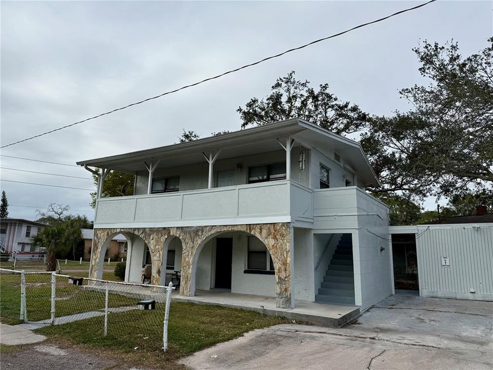 Active With Contract: $1,300 (2 beds, 1 baths, 800 Square Feet)