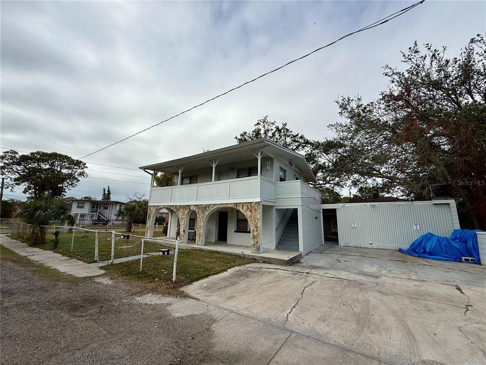 Active With Contract: $1,300 (2 beds, 1 baths, 800 Square Feet)