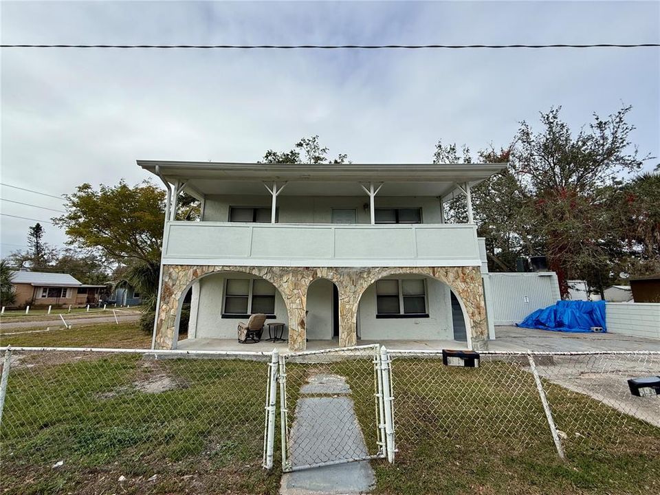 Active With Contract: $1,300 (2 beds, 1 baths, 800 Square Feet)