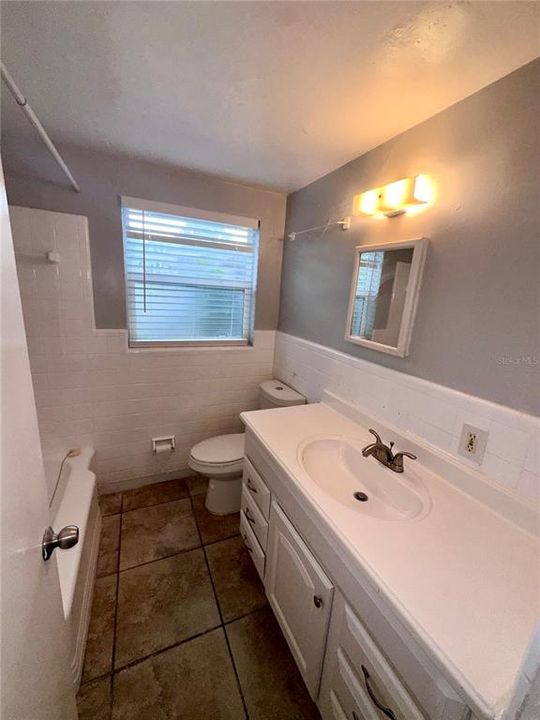Active With Contract: $1,300 (2 beds, 1 baths, 800 Square Feet)