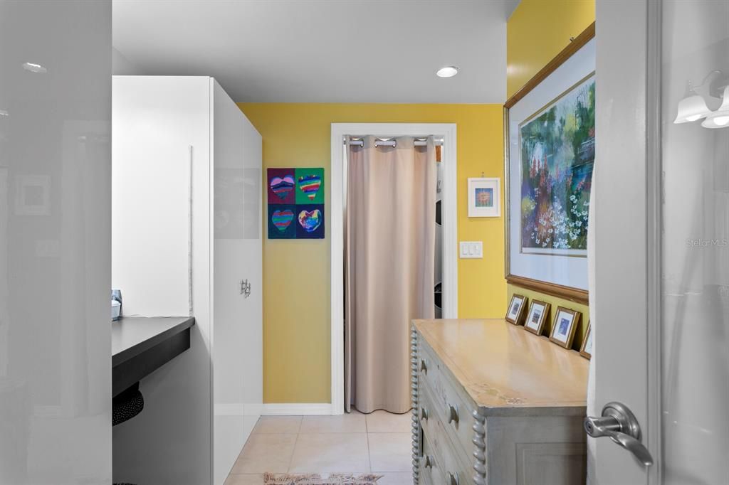 Active With Contract: $3,500 (1 beds, 2 baths, 1180 Square Feet)