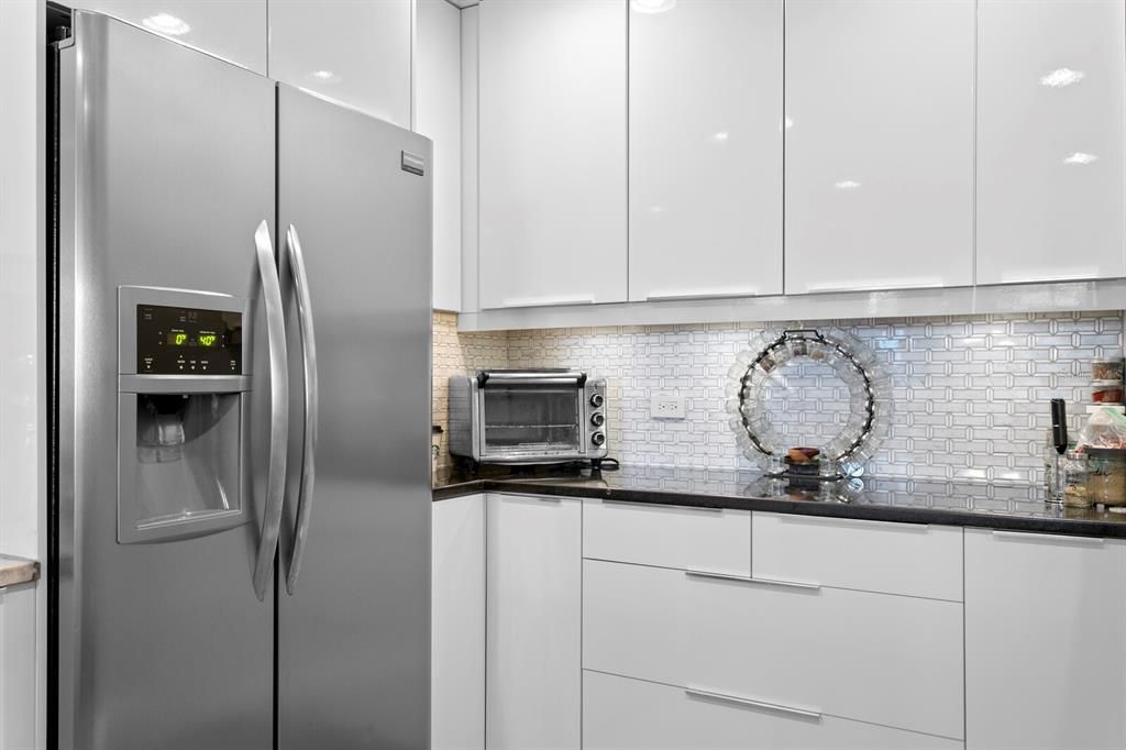 Active With Contract: $3,500 (1 beds, 2 baths, 1180 Square Feet)