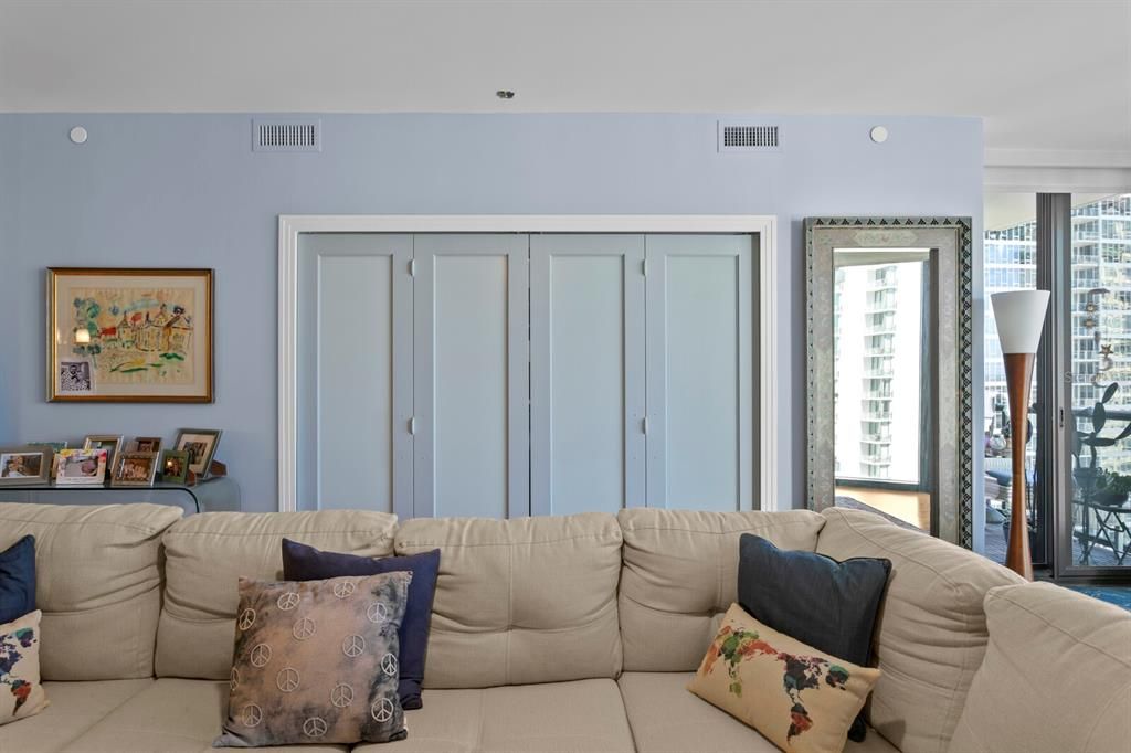 Active With Contract: $3,500 (1 beds, 2 baths, 1180 Square Feet)