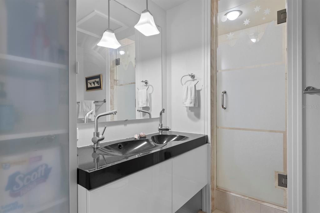 Active With Contract: $3,500 (1 beds, 2 baths, 1180 Square Feet)