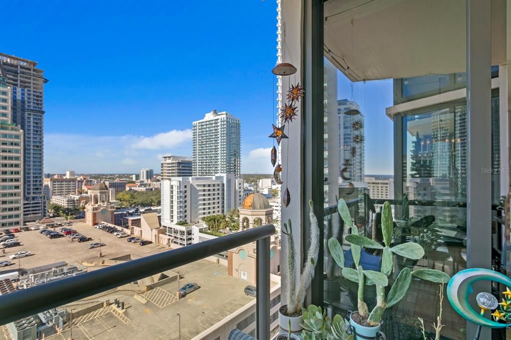 Active With Contract: $3,500 (1 beds, 2 baths, 1180 Square Feet)