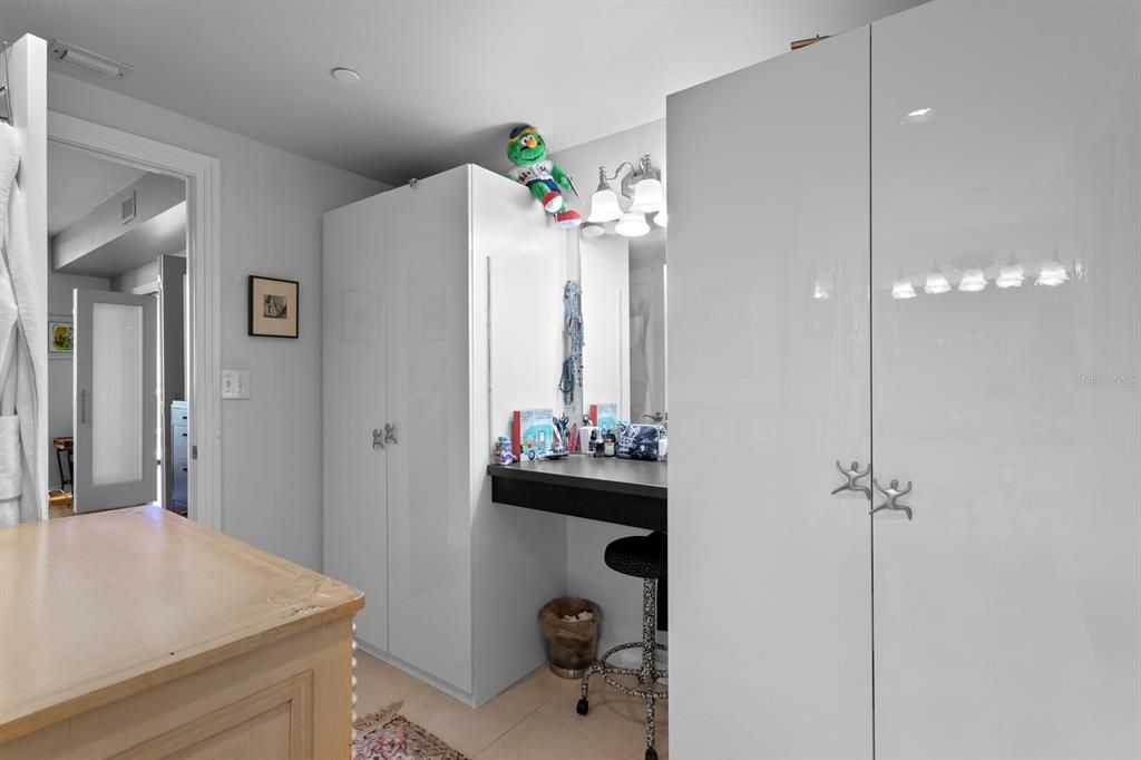 Active With Contract: $3,500 (1 beds, 2 baths, 1180 Square Feet)