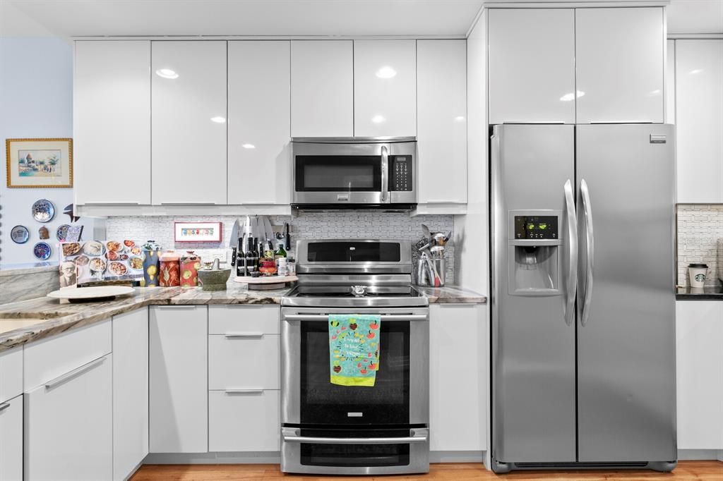 Active With Contract: $3,500 (1 beds, 2 baths, 1180 Square Feet)