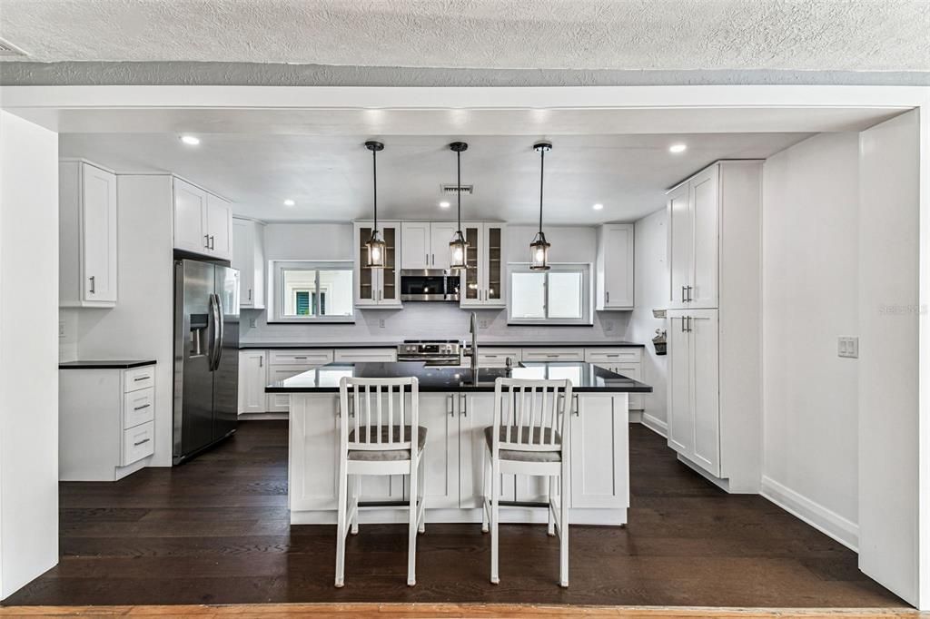 Под контрактом: $1,359,900 (3 спален, 1 ванн, 1508 Квадратных фут)