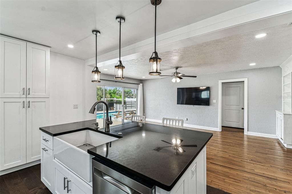 Под контрактом: $1,359,900 (3 спален, 1 ванн, 1508 Квадратных фут)