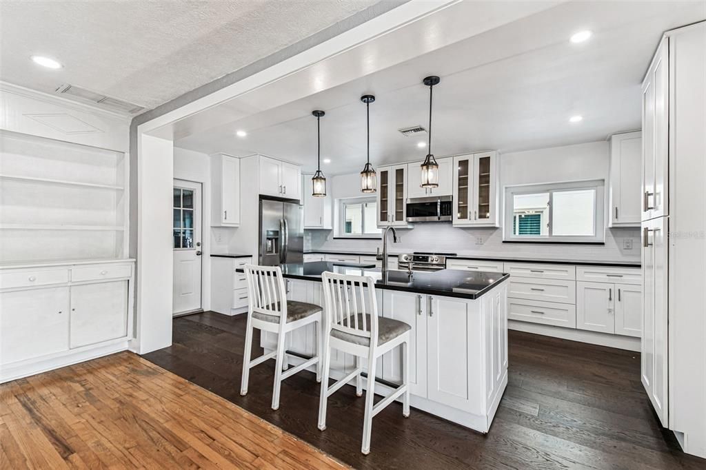 Под контрактом: $1,359,900 (3 спален, 1 ванн, 1508 Квадратных фут)