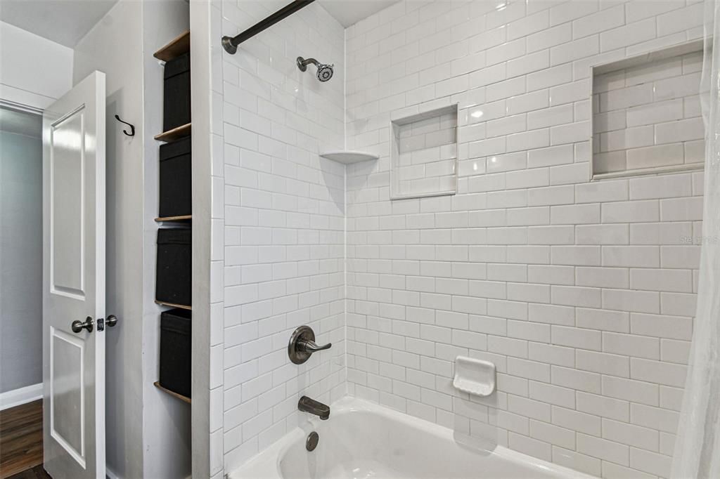 Под контрактом: $1,359,900 (3 спален, 1 ванн, 1508 Квадратных фут)