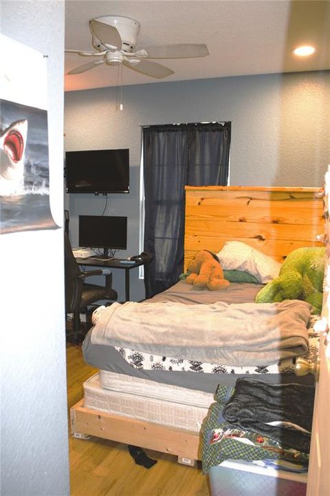 For Sale: $290,000 (3 beds, 2 baths, 1200 Square Feet)