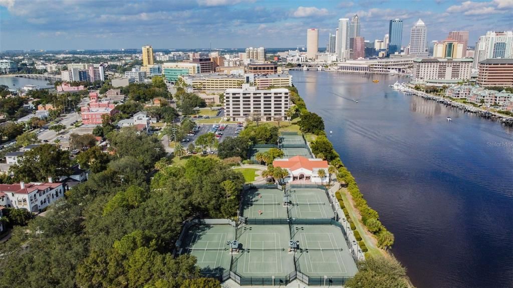 Под контрактом: $1,359,900 (0.14 acres)