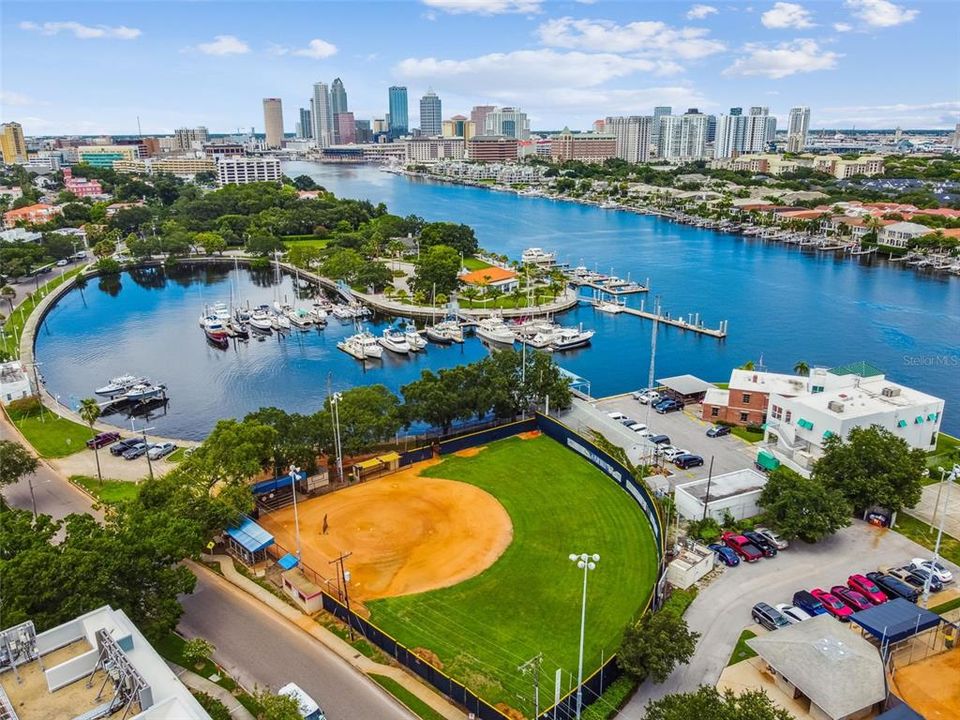 Под контрактом: $1,359,900 (0.14 acres)