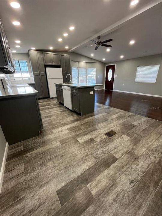 出租: $1,599 (2 贝兹, 2 浴室, 1056 平方英尺)