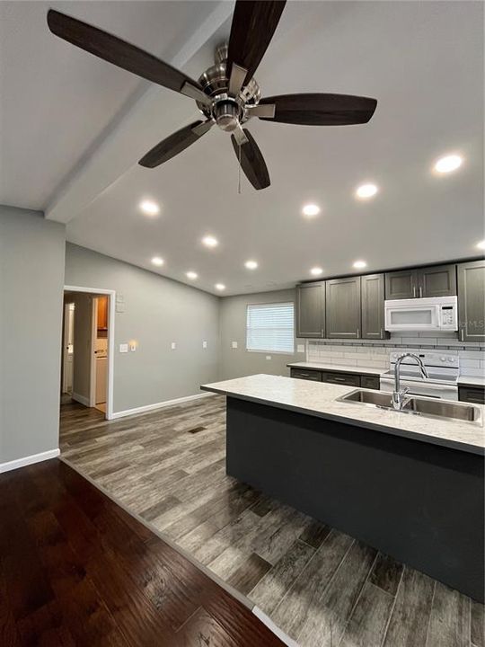 出租: $1,599 (2 贝兹, 2 浴室, 1056 平方英尺)