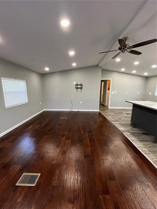 出租: $1,599 (2 贝兹, 2 浴室, 1056 平方英尺)