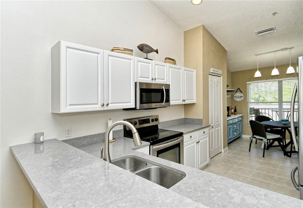 For Sale: $283,900 (2 beds, 2 baths, 1433 Square Feet)