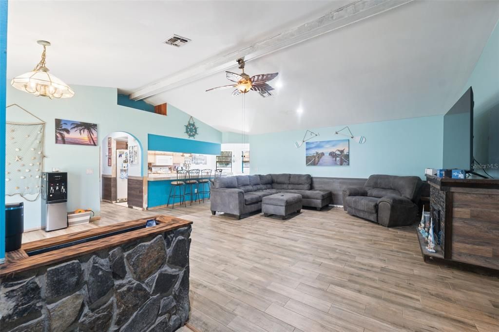 待售: $410,000 (4 贝兹, 2 浴室, 3121 平方英尺)